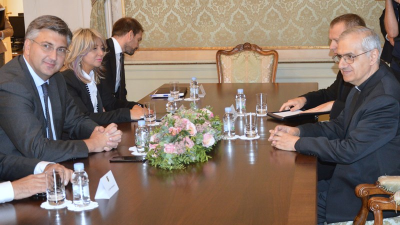 Predsjednik Vlade Andrej Plenković s apostolskim nuncijem Pintom